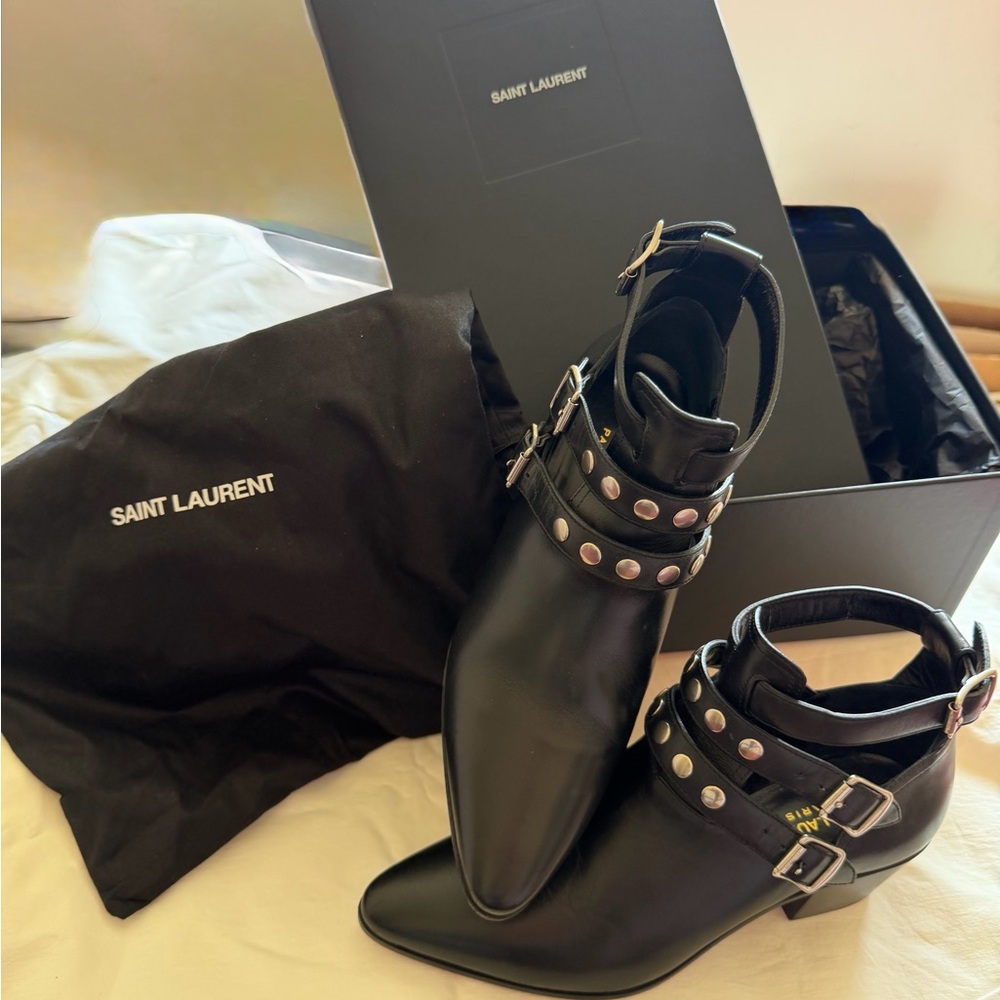 YSL Ankle boots 8M in mint condition comes w/ original box & dust bag.